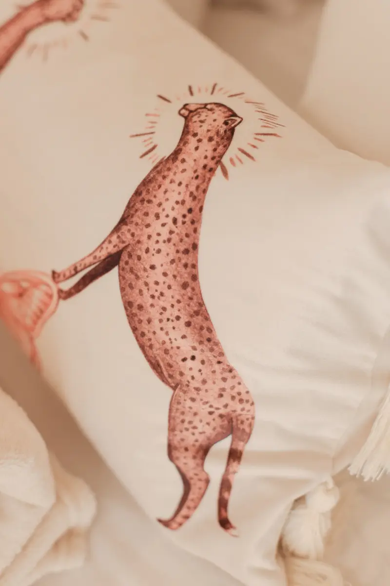 Almofada com uma onça pintada à mão
