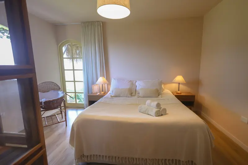 Suíte 2, com cama queen e abajures acesos