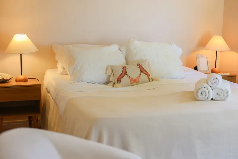 Suíte 3, com cama queen e abajures acesos